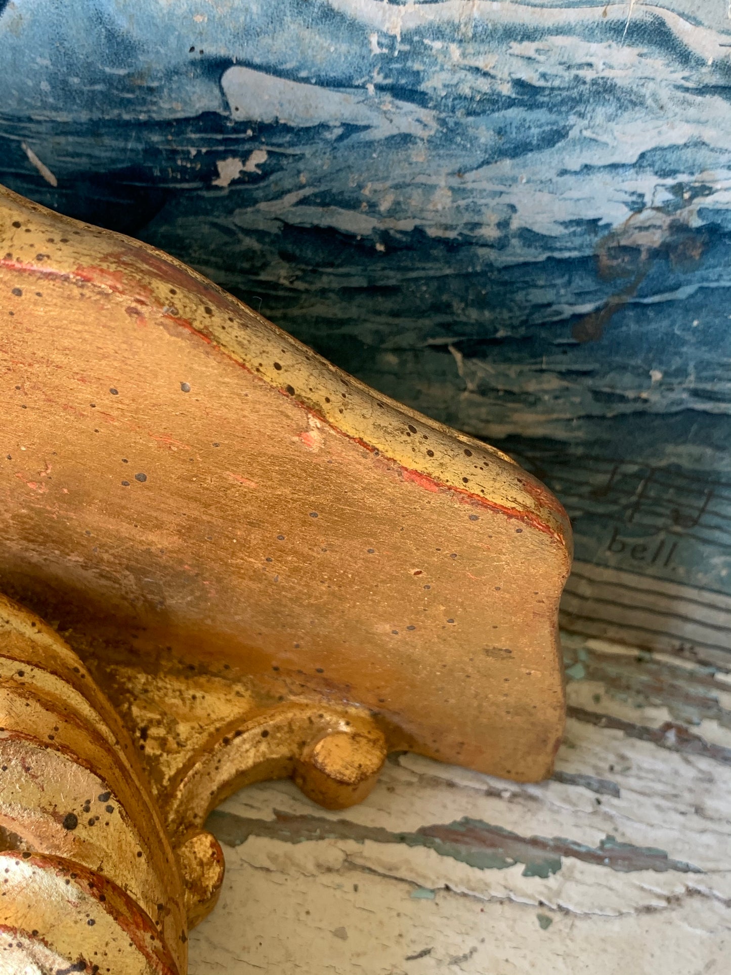 Vintage small gold Italian shelf